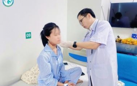 Vụ nữ sinh nhập viện v&igrave; vướng d&acirc;y điện: Người d&acirc;n tự k&eacute;o d&acirc;y qua đường