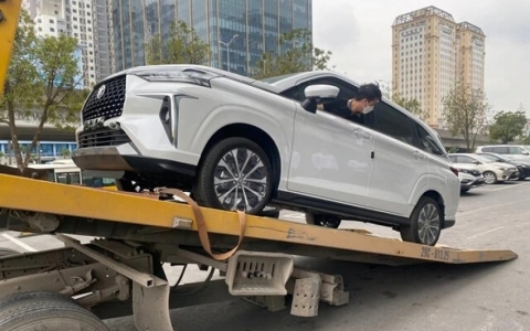 Vừa ra mắt đã "bia kèm lạc", Toyota Veloz Cross vẫn bán chạy hơn Suzuki XL7