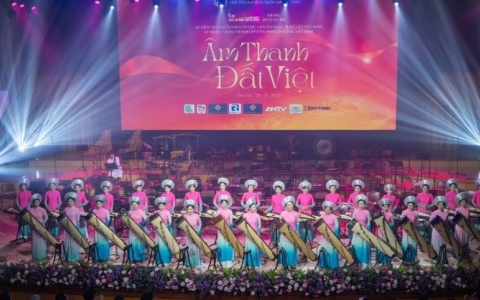 130 nghệ sĩ c&ugrave;ng Ph&oacute; Gi&aacute;o sư T&acirc;n Nh&agrave;n, Tiến sĩ Anh Thơ kể chuyện non s&ocirc;ng bằng thanh &acirc;m d&acirc;n tộc