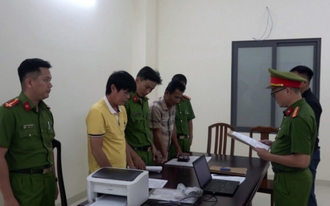 Bắt 2 cựu huấn luyện viên vì chiếm đoạt tiền công, tiền ăn của học trò