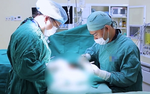 Cấp cứu 2 cháu bé lâm nguy vì mảnh kính vỡ, cây tăm xỉa răng
