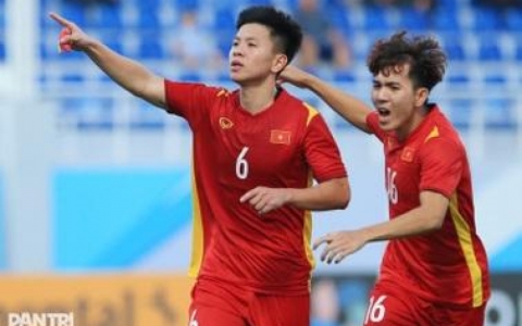 Cựu sao U23 Việt Nam chịu c&aacute;i kết đắng khi t&aacute;i hiện c&uacute; h&uacute;c đầu của Zidane