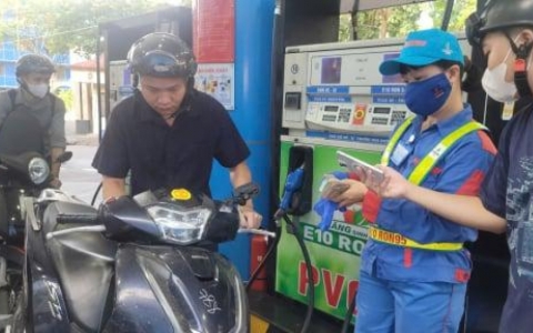 Gi&aacute; xăng dầu h&ocirc;m nay 26/5: Dầu th&ocirc; giảm chưa từng thấy, hồi hộp chờ trong nước điều chỉnh