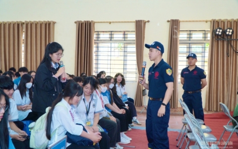 Hơn 400 học sinh Trường THPT chuyên Chu Văn An được tuyên truyền kỹ năng phòng, chống đuối nước
