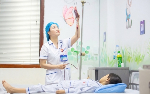 Khi điều dưỡng, kỹ thuật viên trở thành “người nhà” của bệnh nhân