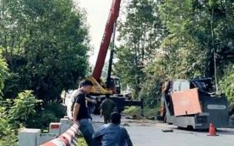 Lật xe tr&ecirc;n đ&egrave;o Vi &Ocirc; Lắc, 2 người tử vong