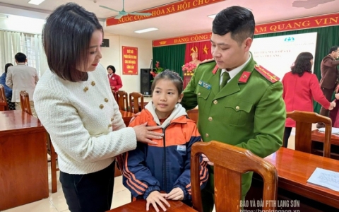 Nâng bước em đến trường