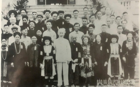 Người phụ nữ dân tộc Dao gặp Bác
