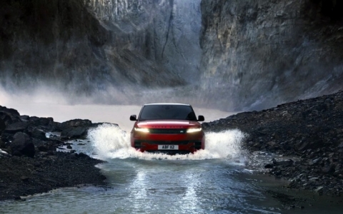 Range Rover Sport mới ra mắt bằng màn trình diễn ngoạn mục