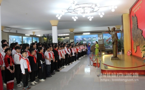 Tháng Năm nhớ Bác