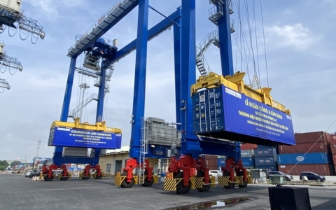 Tổng công ty Tân Cảng Sài Gòn tiếp nhận 4 cẩu RTG Hybrid do doanh nghiệp Việt Nam sản xuất