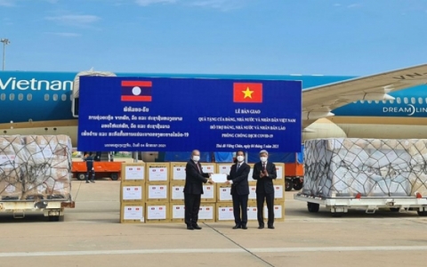 Việt Nam trao tặng 500.000 USD v&agrave; vật tư, thiết bị y tế hỗ trợ L&agrave;o ứng ph&oacute; dịch Covid-19