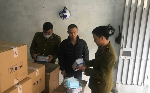 Ph&aacute;t hiện người Trung Quốc sang H&agrave; Nội thu gom số lượng lớn khẩu trang