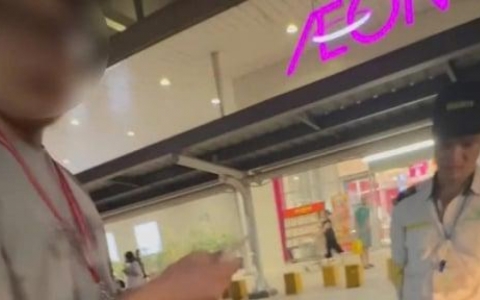 C&ocirc;ng an l&agrave;m việc với 2 thanh ni&ecirc;n chặn 3 mẹ con ở Aeon Mall Long Bi&ecirc;n v&igrave; nghi lấy trộm