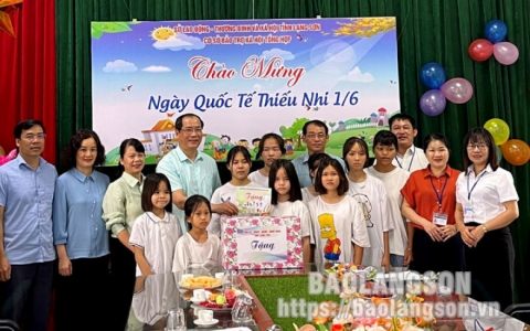 Đoàn công tác của UBND tỉnh tặng quà tết thiếu nhi tại Cơ sở Bảo trợ xã hội tổng hợp tỉnh