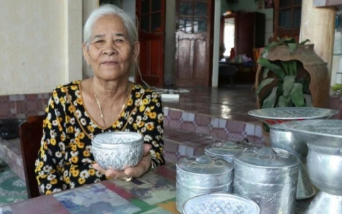Giữ lửa nghề chạm bạc ở l&agrave;ng Chăm
