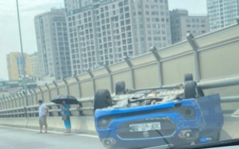 Hà Nội: Ô tô nằm "phơi bụng" trên đường Vành đai 2