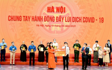 Một trường đại học d&agrave;nh 8 tỉ đồng mua vắc xin