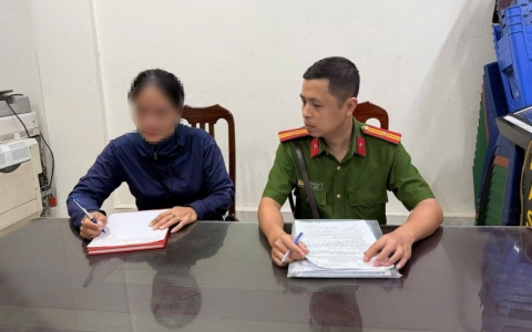 Người b&aacute;n b&aacute;nh r&aacute;n thu 430.000 đồng của kh&aacute;ch T&acirc;y ở Hồ Gươm bị xử phạt