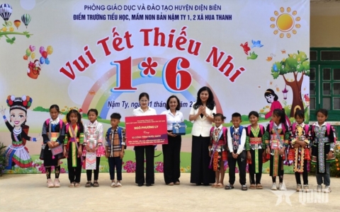 Phu nhân Ngô Phương Ly tặng quà trẻ em Điện Biên