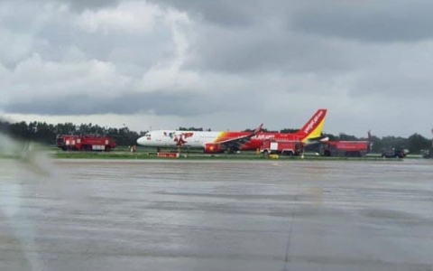 Tịch thu bằng lái 2 phi công lái máy bay hạ cánh trượt đường băng