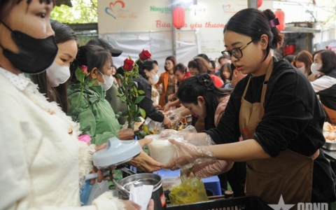 Tình người từ "Bữa cơm yêu thương"