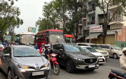 TPHCM tạm dừng xe bu&yacute;t, xe kh&aacute;ch v&agrave; taxi, xe &ocirc;m c&ocirc;ng nghệ chạy b&igrave;nh thường