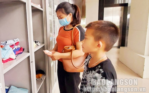 &ldquo;Tủ quần &aacute;o miễn ph&iacute;&rdquo; Lan tỏa t&igrave;nh y&ecirc;u thương đến những ho&agrave;n cảnh kh&oacute; khăn