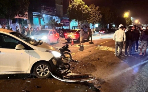 Va chạm với ô tô, 2 nam thanh niên đi xe máy tử vong