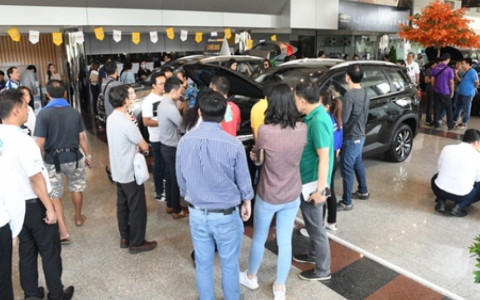 Xe Chevrolet giảm nửa gi&aacute;, kh&aacute;ch h&agrave;ng đổ x&ocirc; tới đại l&yacute;