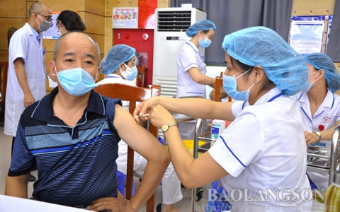 700 tiểu thương được ti&ecirc;m ph&ograve;ng COVID-19