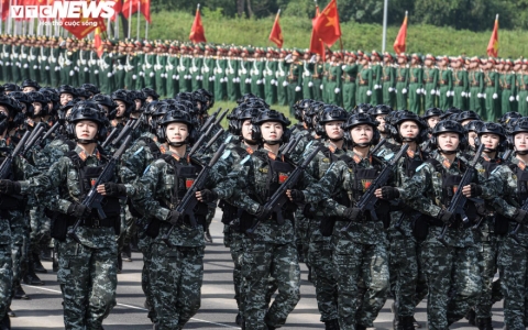 Các nữ chiến sĩ rạng ngời trong buổi tổng hợp luyện diễu binh 2/9