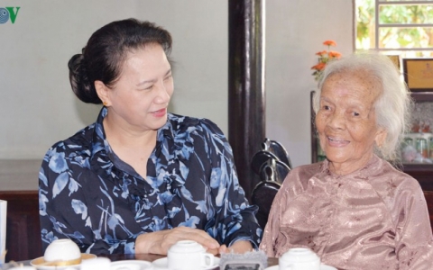 Chủ tịch Quốc hội tặng qu&agrave; gia đ&igrave;nh ch&iacute;nh s&aacute;ch ở B&agrave; Rịa-Vũng T&agrave;u