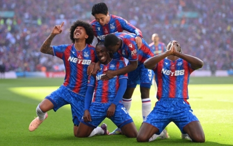 “Gã khổng lồ” bóng đá Pháp thoát xuống hạng thần kỳ, PSG vung tiền cứu vớt?