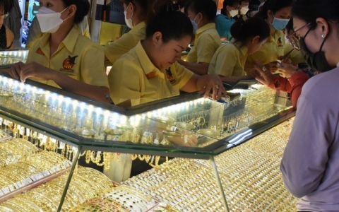 Giá vàng hôm nay, 15-7: Bất ngờ giảm mạnh