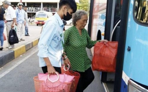 H&agrave; Nội ph&aacute;t h&agrave;nh thẻ xe bu&yacute;t miễn ph&iacute; điện tử gắn chip cho h&agrave;nh kh&aacute;ch ưu ti&ecirc;n