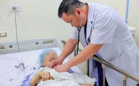 Hai lần can thiệp cứu cụ b&agrave; 84 tuổi sốc tim nguy kịch do van tim tho&aacute;i h&oacute;a v&agrave; nhồi m&aacute;u cơ tim