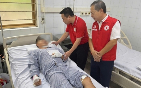 Hỗ trợ các nạn nhân vụ lật tàu trên vịnh Hạ Long