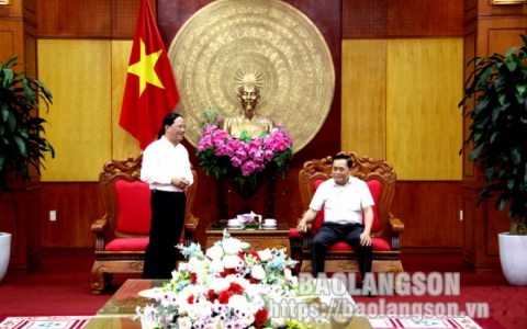 L&atilde;nh đạo UBND tỉnh l&agrave;m việc với đo&agrave;n c&ocirc;ng t&aacute;c của Bộ Th&ocirc;ng tin v&agrave; Truyền th&ocirc;ng