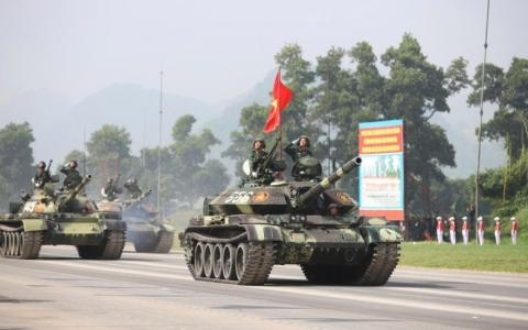 Ngắm xe tăng, tên lửa hợp luyện chuẩn bị cho diễu binh đại lễ 2-9