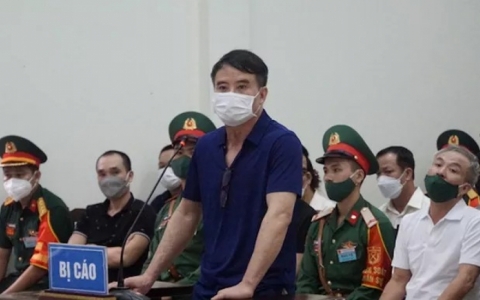 "Tr&ugrave;m" bu&ocirc;n lậu xăng khai chi hối lộ hằng th&aacute;ng