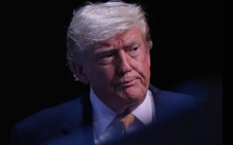 Truyền th&ocirc;ng: &Ocirc;ng Trump ra lệnh tiếp tục đ&agrave;m ph&aacute;n với Iran, đưa tối hậu thư về eo biển Hormuz