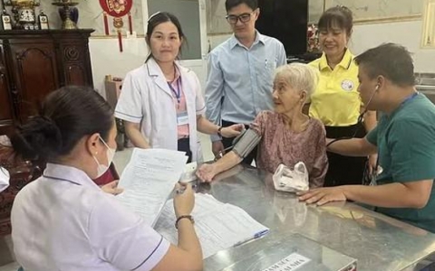 Chăm s&oacute;c sức khỏe người yếu thế c&ograve;n bất cập