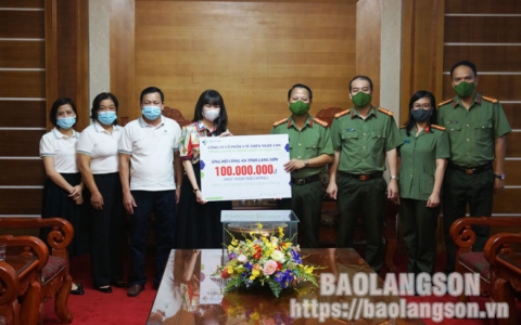 Công ty Cổ phần Y tế Thiên Ngọc Lan hỗ trợ 150 triệu đồng cho các lực lượng tuyến đầu chống dịch