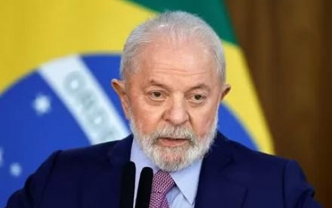 Cuộc đối đầu gay cấn tr&ecirc;n ch&iacute;nh trường Brazil