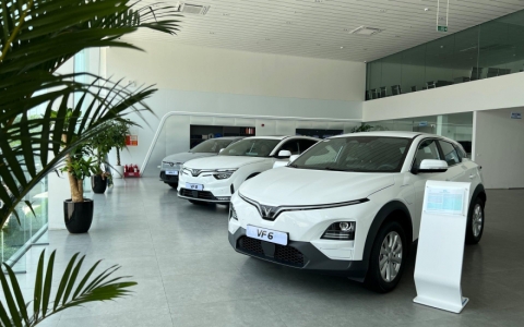 Cuộc đua về gi&aacute; xe &ocirc; t&ocirc; ở Việt Nam: VinFast chiếm ưu thế bằng ưu đ&atilde;i khủng, c&aacute;c xe điện đều rẻ nhất ph&acirc;n kh&uacute;c