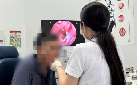Dùng điện thoại khi ăn, người đàn ông nhập viện vì hóc xương phức tạp
