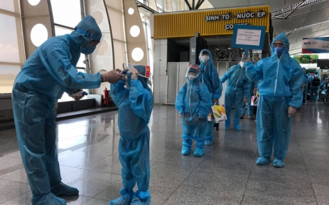 Gần 200 kh&aacute;ch mắc kẹt rời Đ&agrave; Nẵng