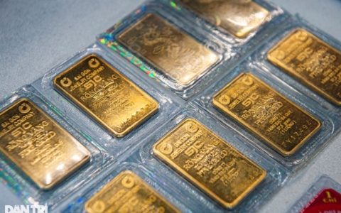 Gi&aacute; mua v&agrave;ng miếng quay đầu giảm