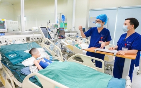 Hai bé trai tiên lượng xấu vì sơ cứu sai khi đuối nước